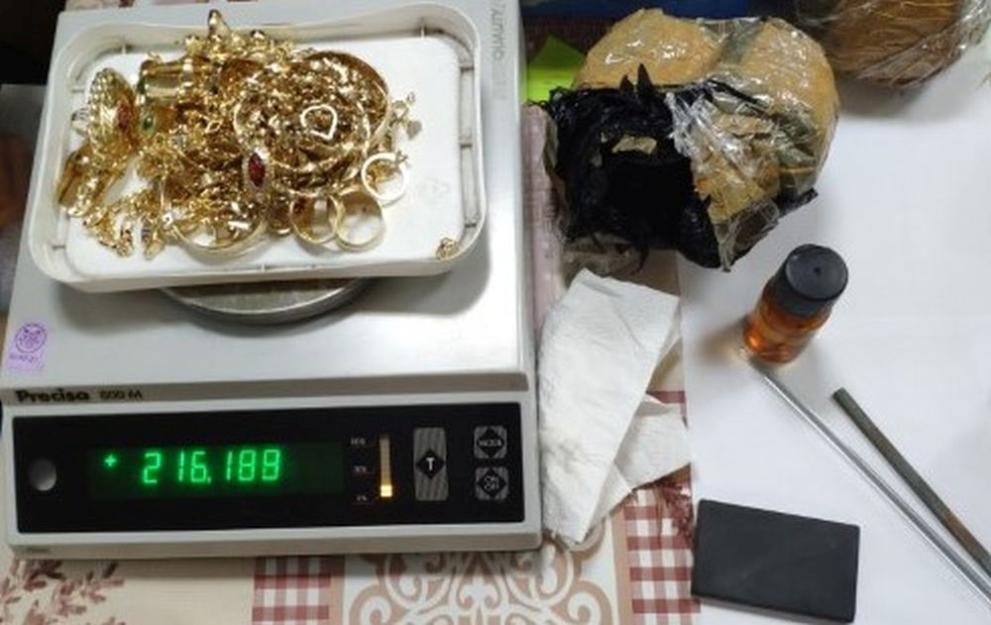 Златни бижута с общо тегло 4558 грама откриха митническите служители от