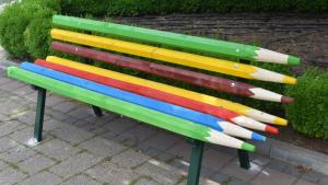 Поставиха пейки с формата на цветни моливи в Разград съобщиха