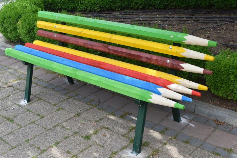 Поставиха пейки с формата на цветни моливи в Разград, съобщиха