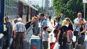 Повече от 300 украински граждани потеглиха Варна към вътрешността на