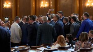 Депутатът от Продължаваме Промяната Искрен Митев се извини от трибуната