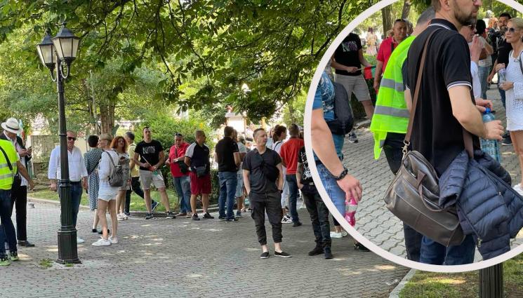 протест превозвачи - НЕДОВОЛСТВО: Превозвачи под прозореца на транспортния министър, искат оставката му