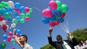 Ученици пуснаха в небето над София 100 балона с детски