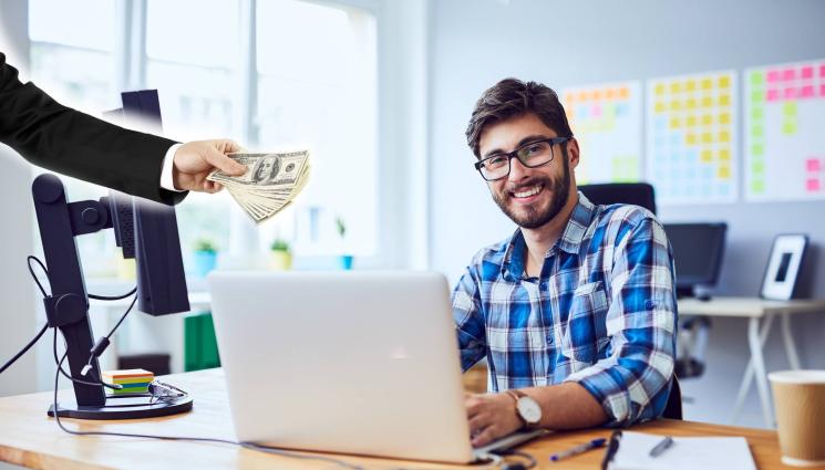 пари компютър IT специалисти - КЛИЕНТЪТ ВИНАГИ Е ПРАВ: Тролове съсипват кръчми в интернет