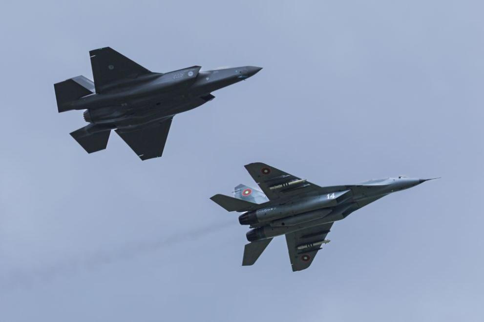 На 7 април 2023 г. два румънски изтребителя F-16 от