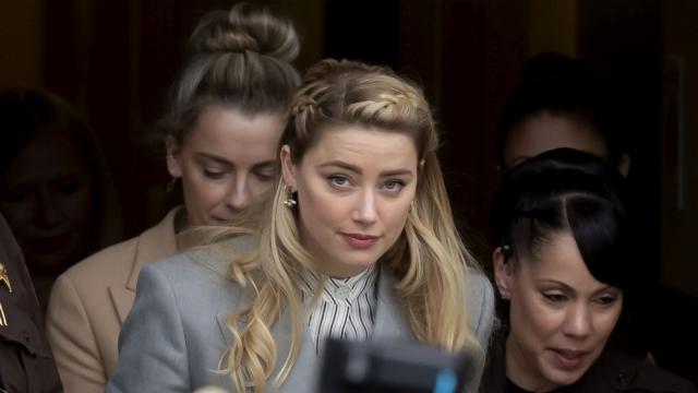След скандалния съдебен процес: Амбър Хърд е забелязана с патерици