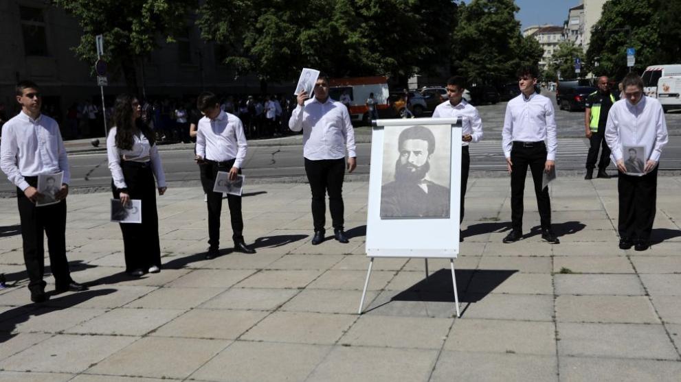 В пространството пред паметника на Васил Левски в София се