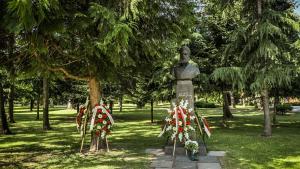 Кметът на София Йорданка Фандъкова поднесе цветя на бюст паметника на