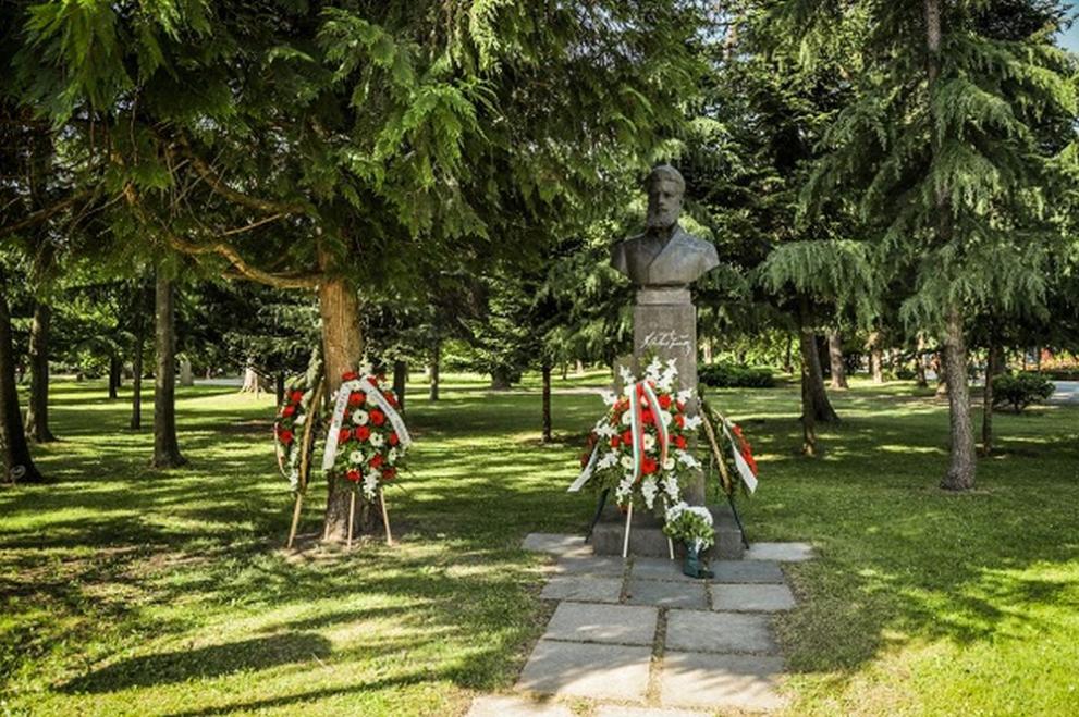 Кметът на София Йорданка Фандъкова поднесе цветя на бюст-паметника на