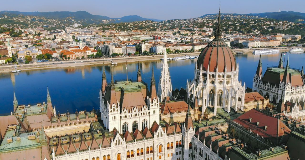<p><strong>Перлата на Дунав - Будапеща</strong></p>

<p>Река Дунав разделя унгарската столица на две части, така че прозвището е доста разбираемо. Будапеща е известна и с други прозвища, сред които Столица на курортите и термалните бани и Град на курортите.</p>

<p>&nbsp;</p>

<p>&nbsp;</p>