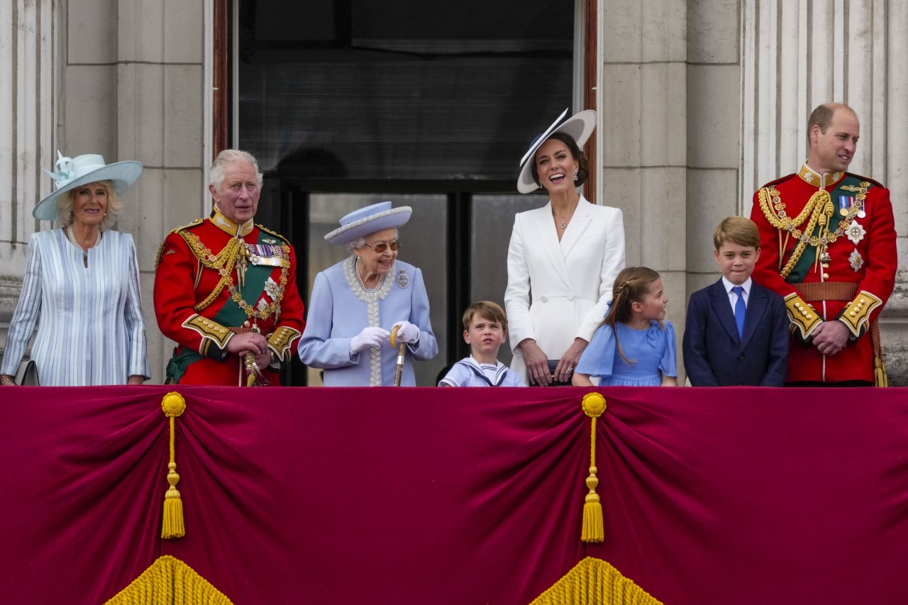 <p>Камила - херцогиня на Корнуол, принц Чарлз - принц на Уелс, кралица Елизабет II, принц Луи, Катрин -херцогиня на Кеймбридж, принцеса Шарлот, принц Джордж и принц Уилям - херцог на Кеймбридж на балкона на Бъкингамския дворец</p>
