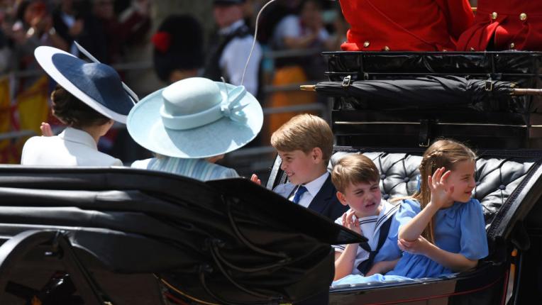 Камила, Кейт и трите ѝ деца пристигат за парада в чест на кралицата