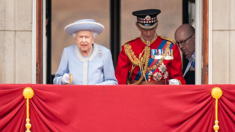  Кралското семейство следи Парада на знамената от балкона на Бъкингамския замък 