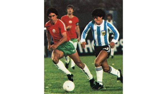  Мечо срещу ненавършилия 19 години Марадона в първи му официален мач за Аржентина срещу България. Стадион Ривер плейт, 24 април 1979 г.