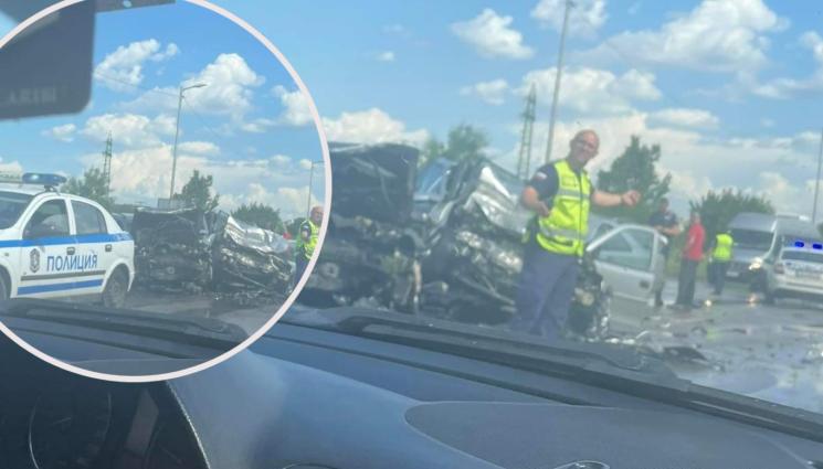 катастрофа Ломско шосе - БУЛЕВАРДЪТ НА УЖАСИТЕ: Три коли се смляха на „Ломско шосе“ , има двама пострадали (ВИДЕО+СНИМКИ)