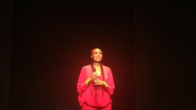 IMANY омагьоса публиката в НДК с музикален спектакъл на тъмно (СНИМКИ/ВИДЕО)