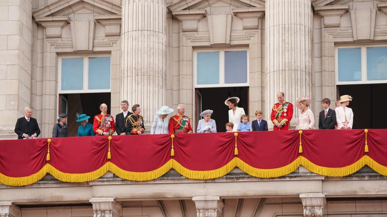 Кралското семейство наблюдава Парада на знамената от балкона на Бъкингамския дворец