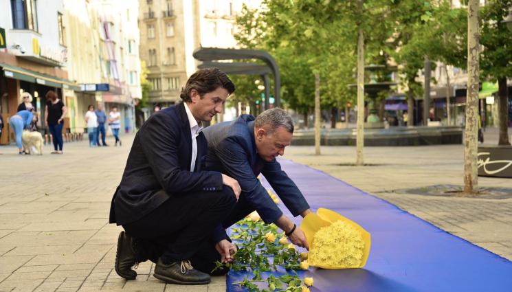 Боршош - 100 ДНИ ВОЙНА: София почита жертвите със 100-метрово синьо платно