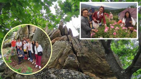 Туристи се забавляват като журналисти