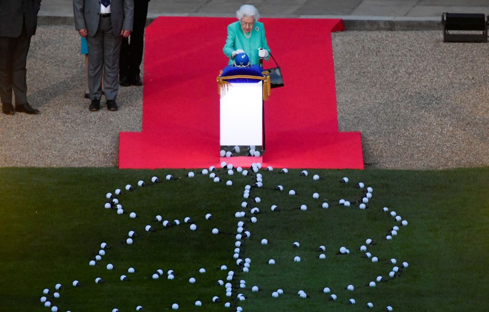 Елизабет Втора се включи лично в церемонията за запалването на светлините в замъка Уиндзор, където напоследък предпочита да пребивава.
По случай юбилея беше изработен макет на земното кълбо от сребро, платина и злато, изобразяващо страните от Общността на нациите. Докосвайки го, 96-годишната Елизабет Втора запали сигналните светлини в замъка Уиндзор и в Бъкингамския дворец, пред който за тържествата беше издигната специална композиция, наречена "Дърво на дърветата".