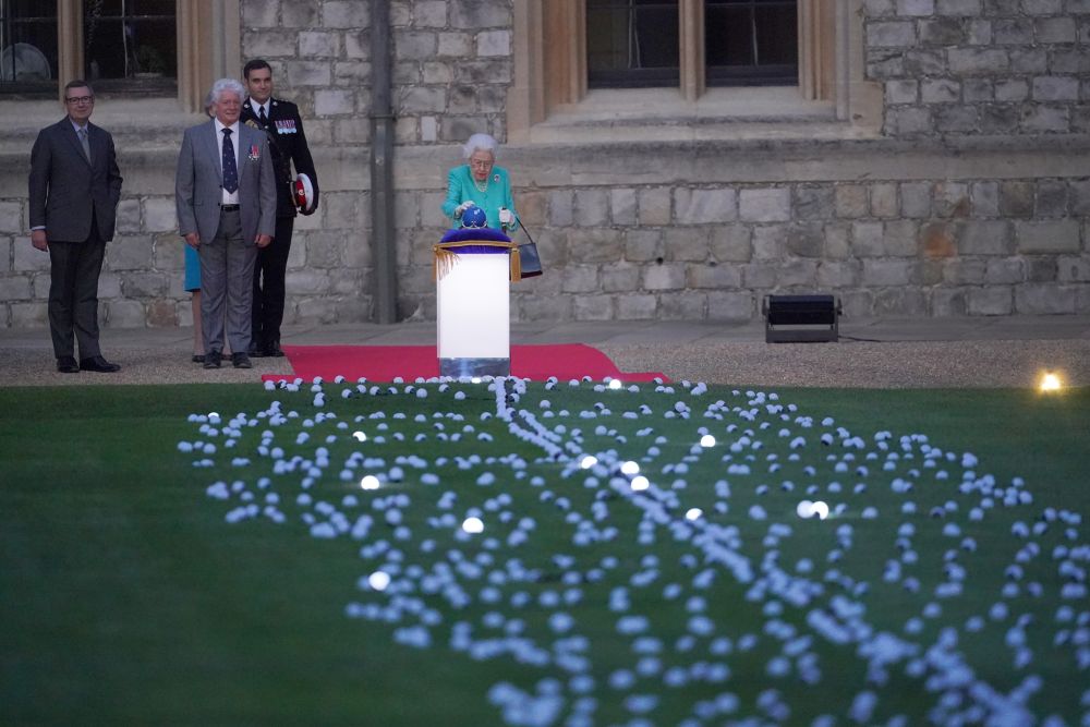 Елизабет Втора се включи лично в церемонията за запалването на светлините в замъка Уиндзор, където напоследък предпочита да пребивава.
По случай юбилея беше изработен макет на земното кълбо от сребро, платина и злато, изобразяващо страните от Общността на нациите. Докосвайки го, 96-годишната Елизабет Втора запали сигналните светлини в замъка Уиндзор и в Бъкингамския дворец, пред който за тържествата беше издигната специална композиция, наречена "Дърво на дърветата".