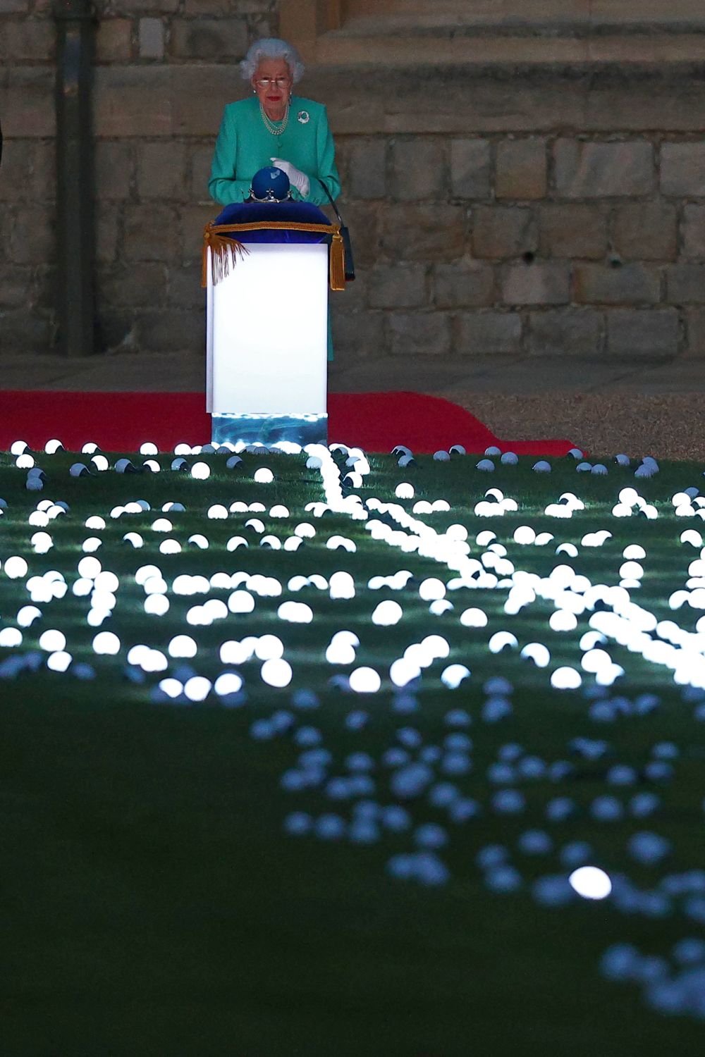 Елизабет Втора се включи лично в церемонията за запалването на светлините в замъка Уиндзор, където напоследък предпочита да пребивава.
По случай юбилея беше изработен макет на земното кълбо от сребро, платина и злато, изобразяващо страните от Общността на нациите. Докосвайки го, 96-годишната Елизабет Втора запали сигналните светлини в замъка Уиндзор и в Бъкингамския дворец, пред който за тържествата беше издигната специална композиция, наречена "Дърво на дърветата".