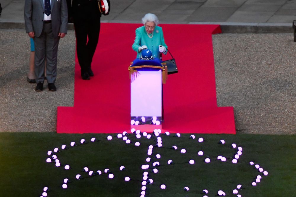 Елизабет Втора се включи лично в церемонията за запалването на светлините в замъка Уиндзор, където напоследък предпочита да пребивава.
По случай юбилея беше изработен макет на земното кълбо от сребро, платина и злато, изобразяващо страните от Общността на нациите. Докосвайки го, 96-годишната Елизабет Втора запали сигналните светлини в замъка Уиндзор и в Бъкингамския дворец, пред който за тържествата беше издигната специална композиция, наречена "Дърво на дърветата".