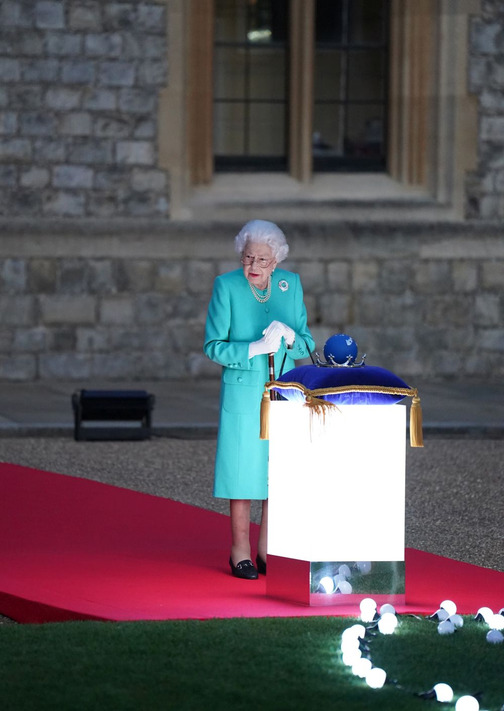Елизабет Втора се включи лично в церемонията за запалването на светлините в замъка Уиндзор, където напоследък предпочита да пребивава.
По случай юбилея беше изработен макет на земното кълбо от сребро, платина и злато, изобразяващо страните от Общността на нациите. Докосвайки го, 96-годишната Елизабет Втора запали сигналните светлини в замъка Уиндзор и в Бъкингамския дворец, пред който за тържествата беше издигната специална композиция, наречена "Дърво на дърветата".