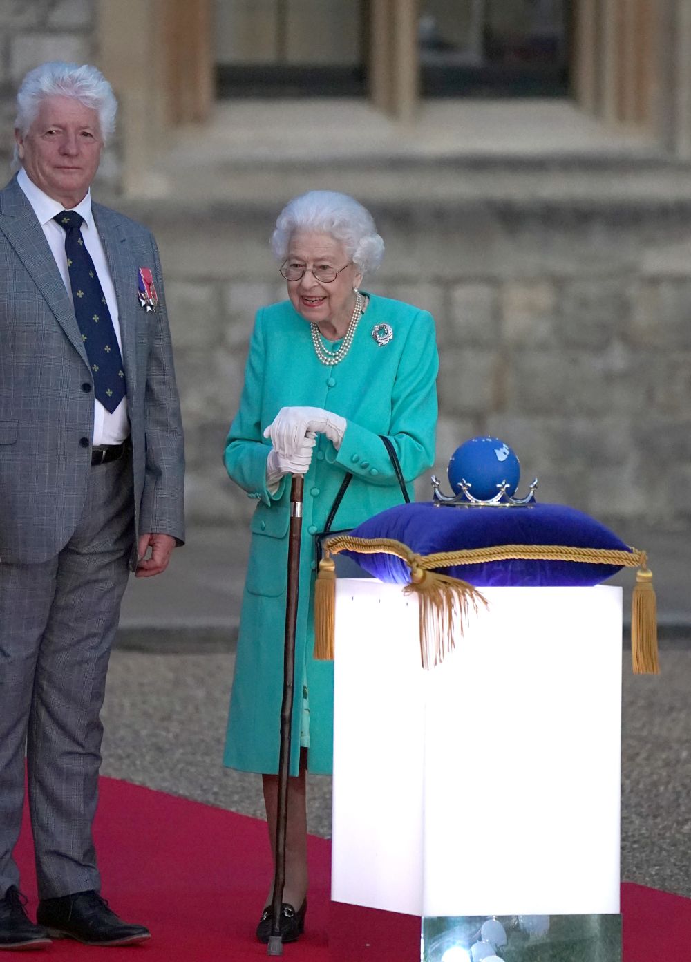 Елизабет Втора се включи лично в церемонията за запалването на светлините в замъка Уиндзор, където напоследък предпочита да пребивава.
По случай юбилея беше изработен макет на земното кълбо от сребро, платина и злато, изобразяващо страните от Общността на нациите. Докосвайки го, 96-годишната Елизабет Втора запали сигналните светлини в замъка Уиндзор и в Бъкингамския дворец, пред който за тържествата беше издигната специална композиция, наречена "Дърво на дърветата".