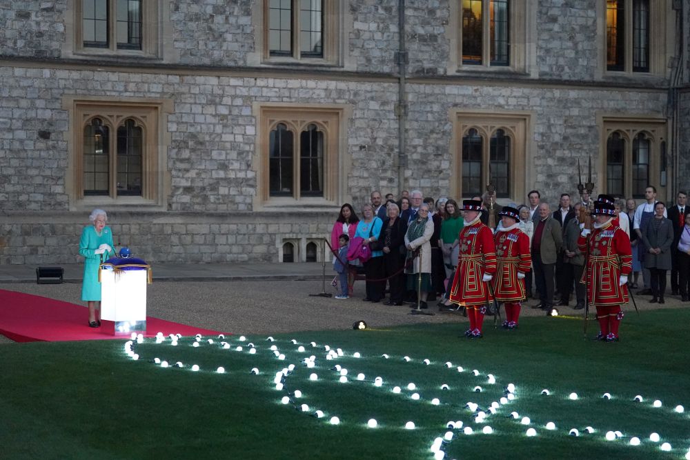 Елизабет Втора се включи лично в церемонията за запалването на светлините в замъка Уиндзор, където напоследък предпочита да пребивава.
По случай юбилея беше изработен макет на земното кълбо от сребро, платина и злато, изобразяващо страните от Общността на нациите. Докосвайки го, 96-годишната Елизабет Втора запали сигналните светлини в замъка Уиндзор и в Бъкингамския дворец, пред който за тържествата беше издигната специална композиция, наречена "Дърво на дърветата".