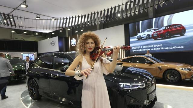 Под звуците на цигулки откриха „Автомобилен салон София 2022“ (СНИМКИ)