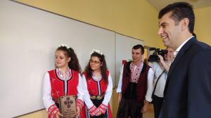 Премиерът Кирил Петков подари на българското училище в Братислава копие