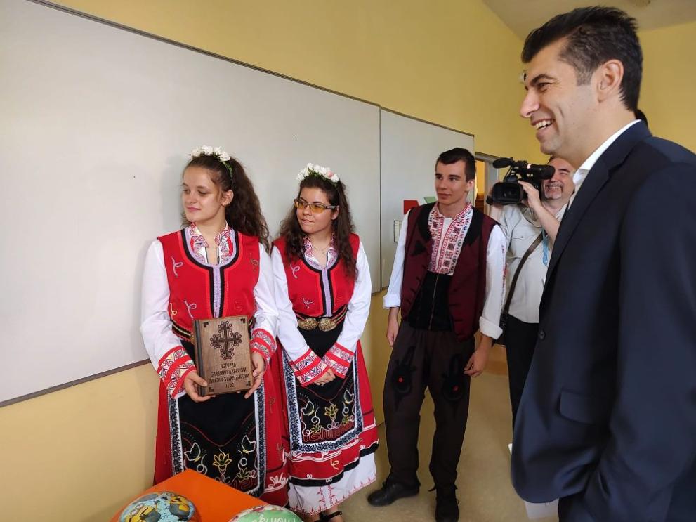 Премиерът Кирил Петков подари на българското училище в Братислава копие