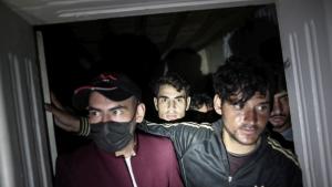 Група от 81 нелегални мигранти са били открити в ремаркето