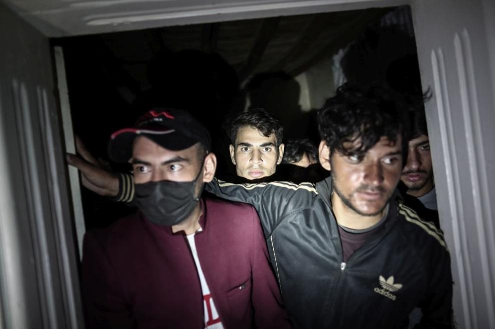 Група от 81 нелегални мигранти са били открити в ремаркето