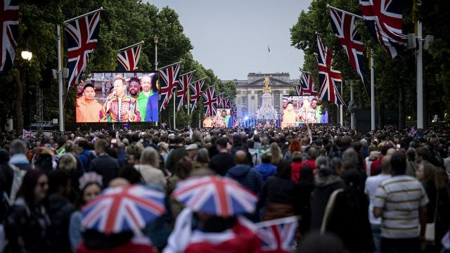 Невиждано шоу: Грандиозен концерт за кралица Елизабет Втора (СНИМКИ/ВИДЕО)