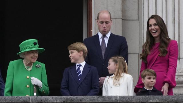 За края на тържествата: Кралица Елизабет II се появи изненадващо, заедно с три поколения свои наследници (СНИМКИ)