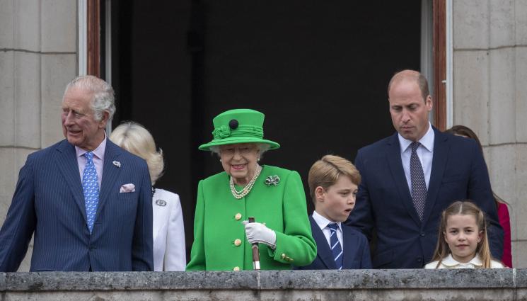 Елизабет - ЗА КРАЯ НА ТЪРЖЕСТВАТА: Елизабет II се появи заедно с три поколения свои наследници (СНИМКИ+ВИДЕО)