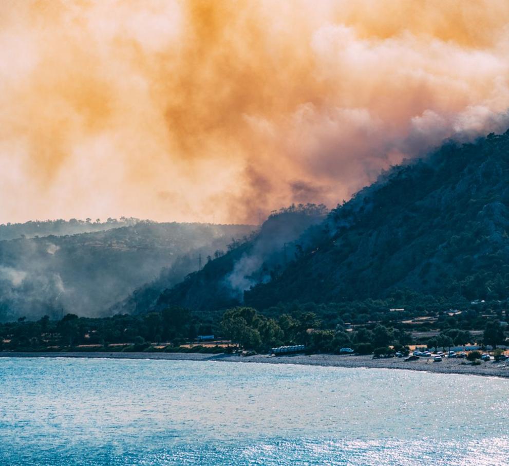 Пожар избухна в горите на остров Сазан близо до Вльора,