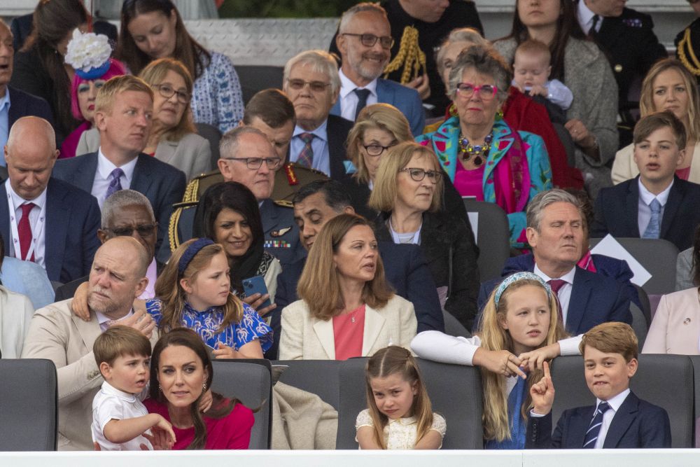 Малкият принц Луи демонстрира публично привързаността си към майка си и дядо си