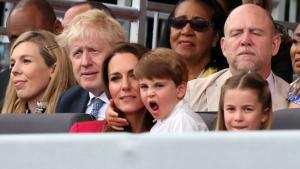 Малкият принц Луи демонстрира публично привързаността си към майка си