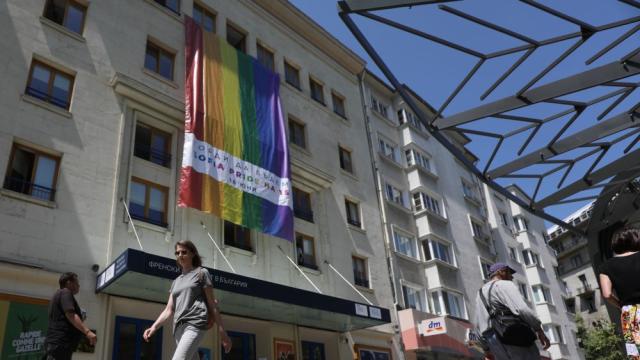 В очакване на София прайд: Окачиха знамето с дъгата в центъра на София (СНИМКИ)