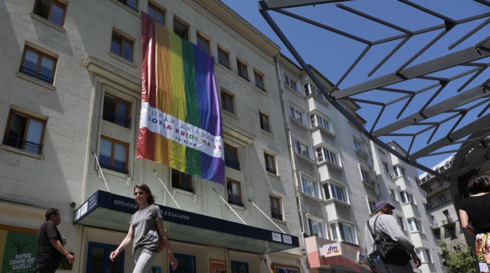 В очакване на София прайд: Окачиха знамето с дъгата в центъра на София (СНИМКИ)