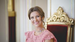 Кралският двор на Норвегия обяви годежа на 50 годишната принцеса Марта