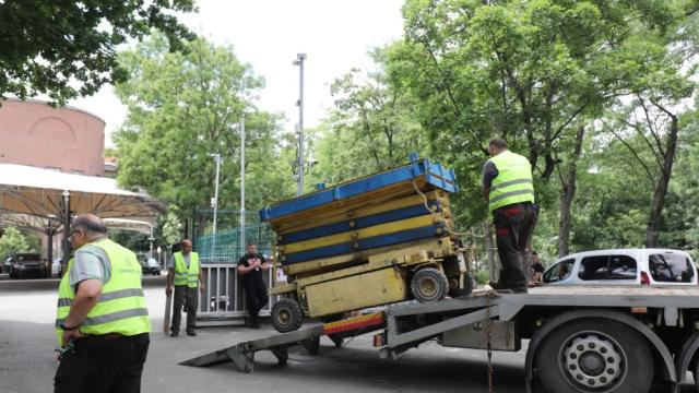 С полиция в Борисовата градина: Премахват с вишка незаконната автокъща (ГАЛЕРИЯ)