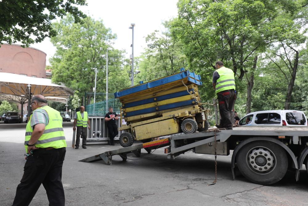 Служители на Столичната община, заедно с полицията, опитват да премахнат незаконните елементи от автокъща "Капитолия" в Борисовата градина