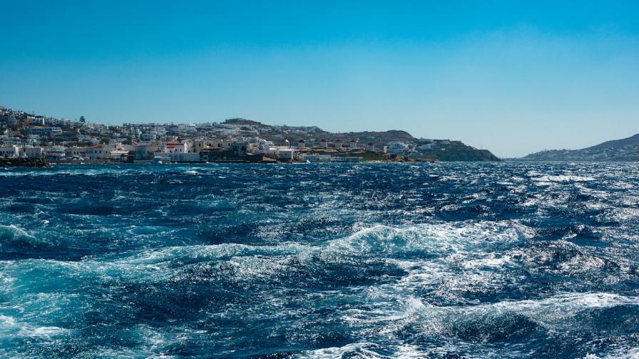 13 човека в неизвестност след потъването на кораб край гръцки остров
