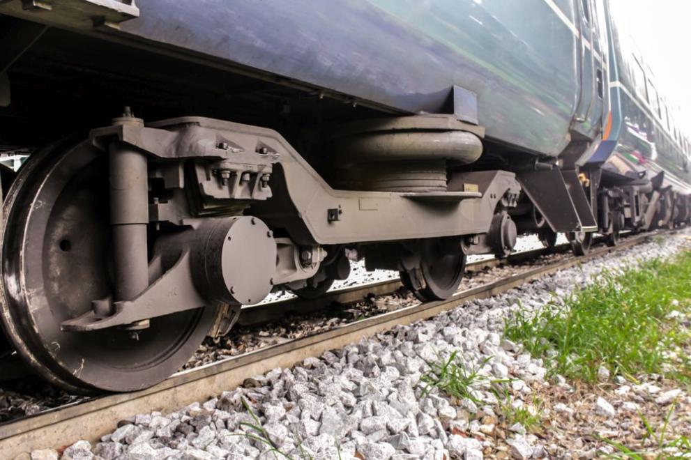 Влак удари лек автомобил с българска регистрация на железопътен прелез