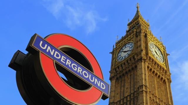 Непреходна любов: Вдовица всеки ден слиза в Лондонското метро, за да чуе гласа на съпруга си