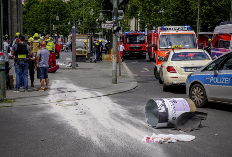 Автомобил се вряза в тълпа в Берлин